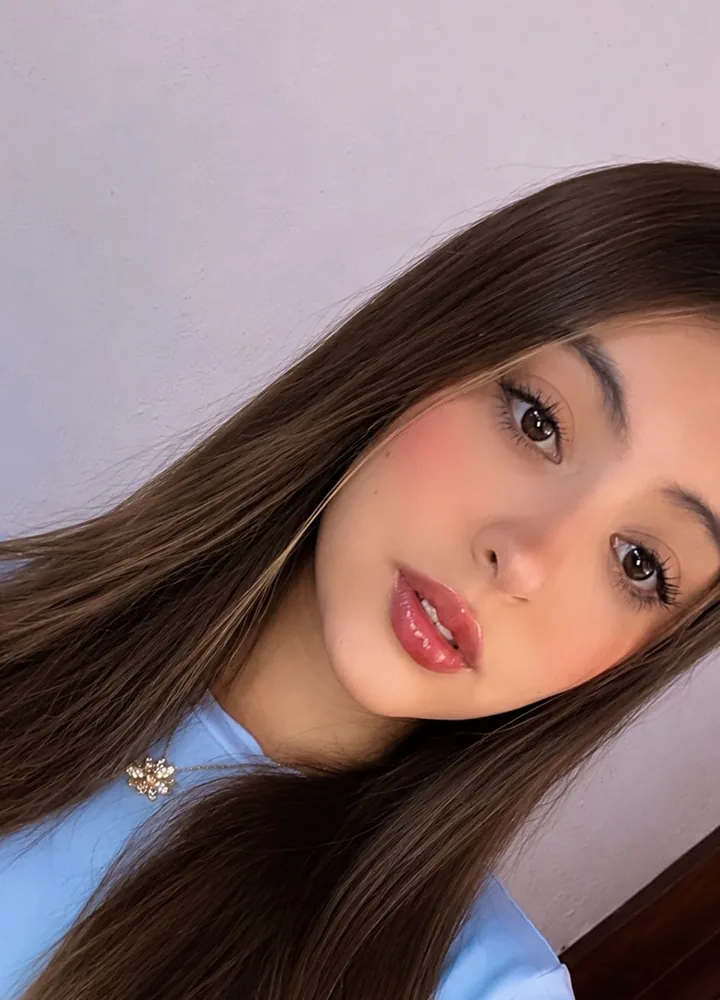 Fany, one of the girls from Mexico you can start a 1v1 video chat with on GoMeet1v1